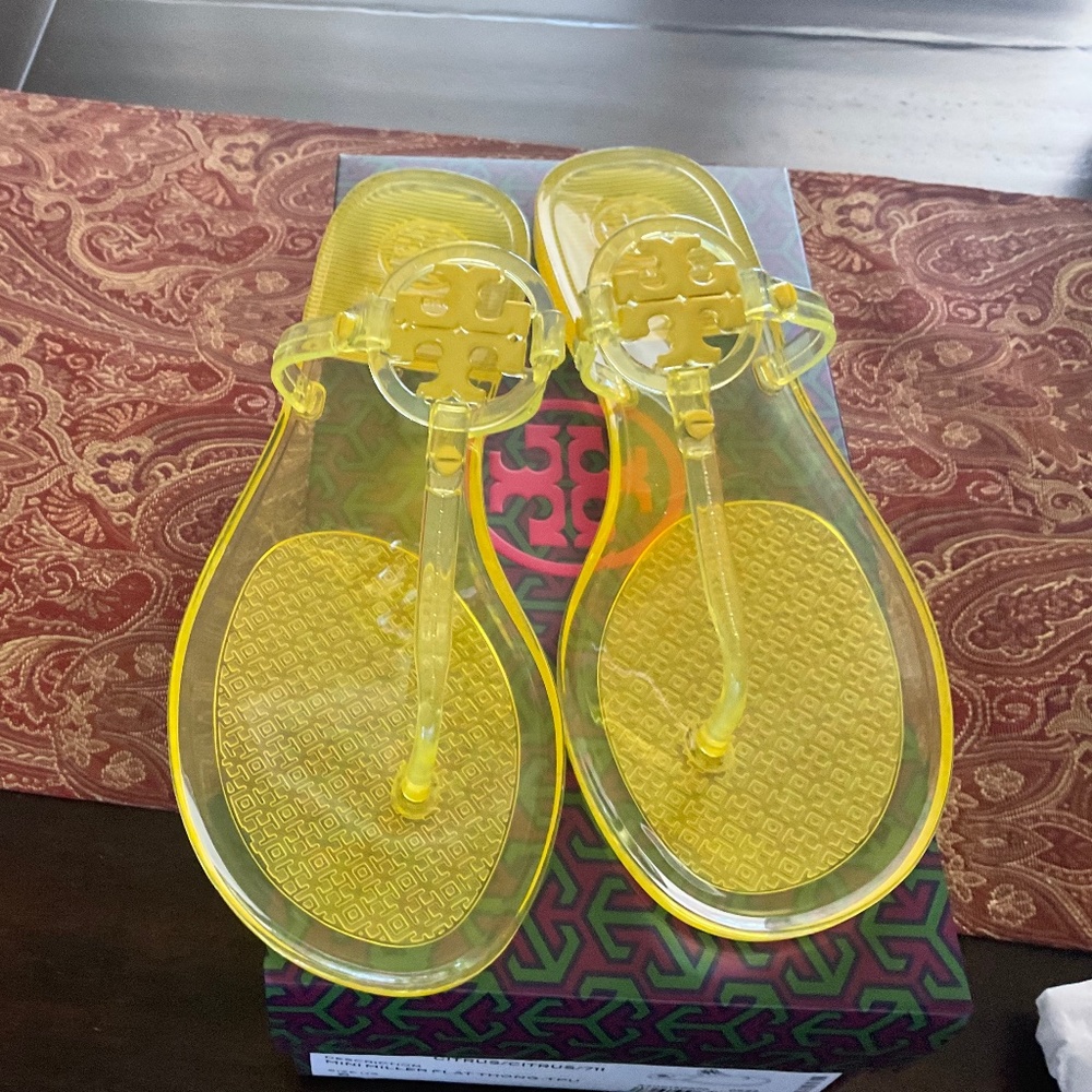 Tory Burch Mini Miller citrus Thong  Sandals, size 6, BNIB, htf color. Must have